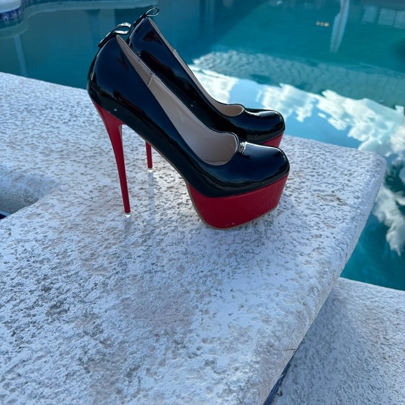 Elegant Black and Red Platform Heels - Picture 2 of 6